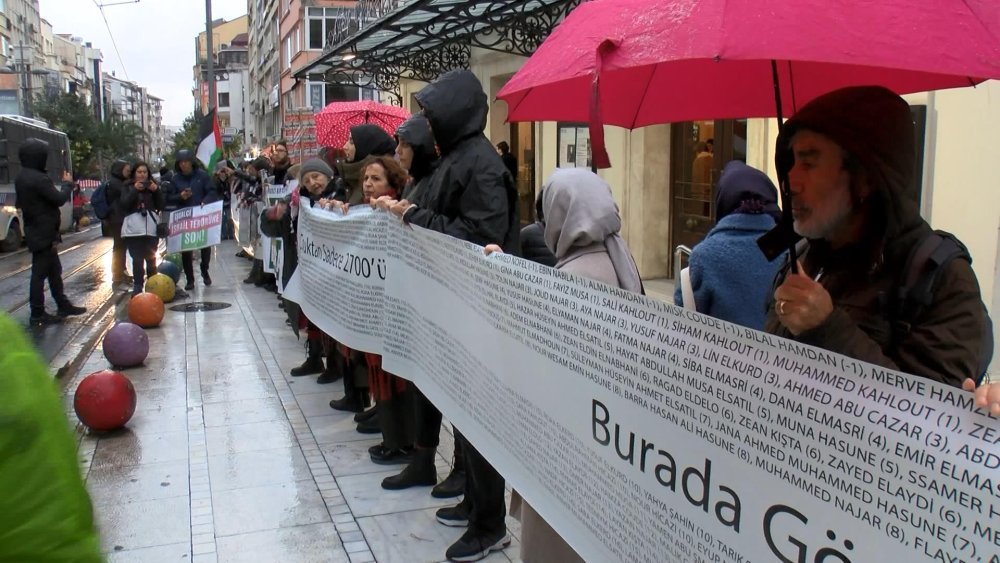 Filistin'e destek için Kadıköy'de insan zinciri: 'Yaşanan Gazze'nin insansızlaştırılması girişimidir'