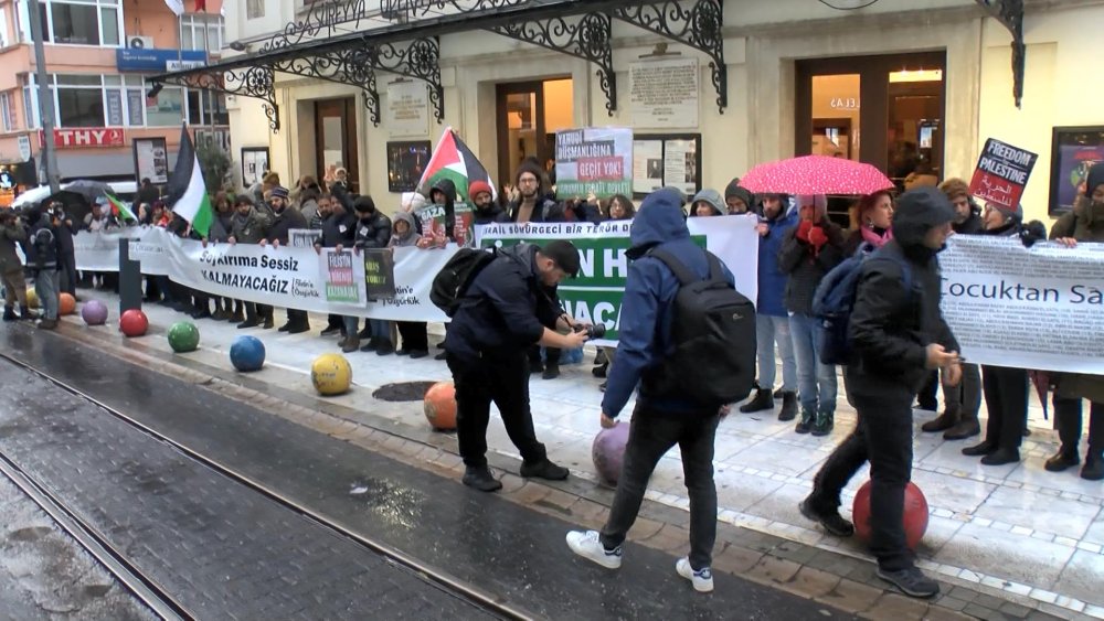 Filistin'e destek için Kadıköy'de insan zinciri: 'Yaşanan Gazze'nin insansızlaştırılması girişimidir'