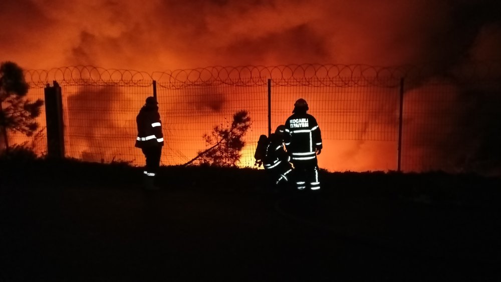 Lojistik fabrikada büyük yangın: Çevre illerden takviye ekip istendi