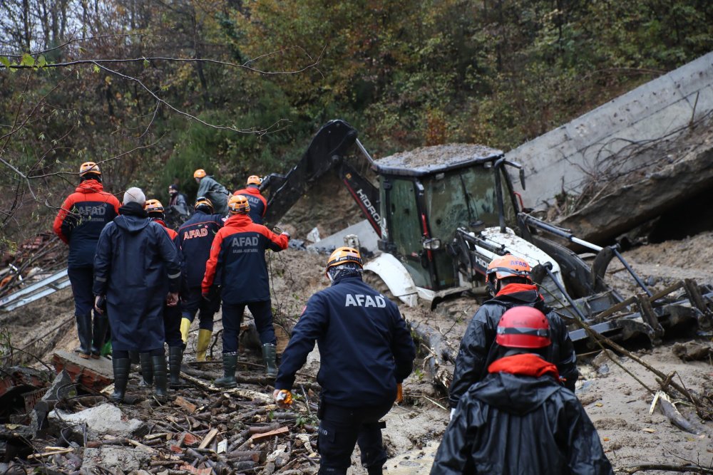 AFAD: Zonguldak'taki heyelanda 2 kişinin cansız bedenine ulaşıldı