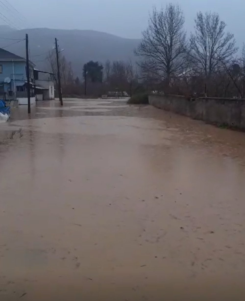 Düzce'de sağanak; dereler taştı, evleri su bastı