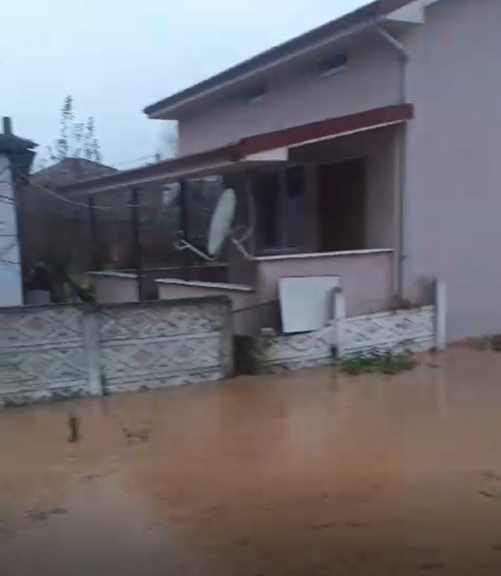 Düzce'de sağanak; dereler taştı, evleri su bastı