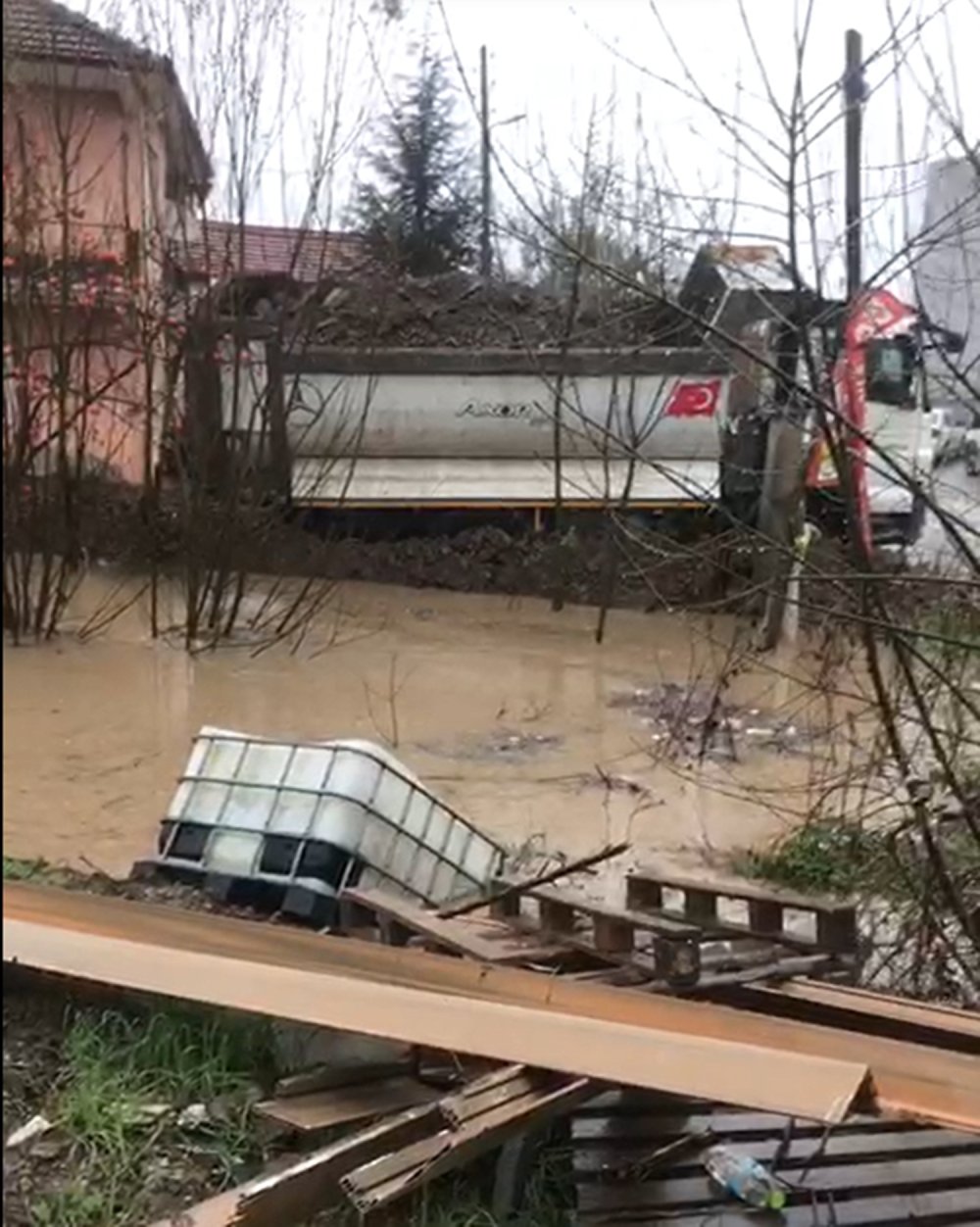 Düzce'de sağanak; dereler taştı, evleri su bastı