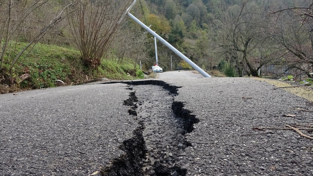 Heyelan nedeniyle iki köy yolu kapandı