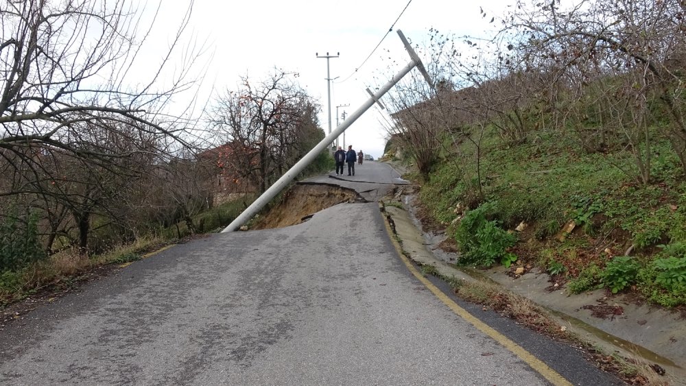 Heyelan nedeniyle iki köy yolu kapandı