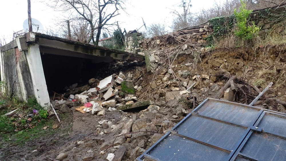 Heyelan nedeniyle iki köy yolu kapandı