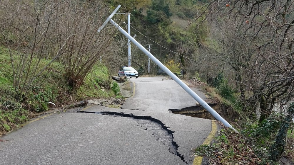 Heyelan nedeniyle iki köy yolu kapandı