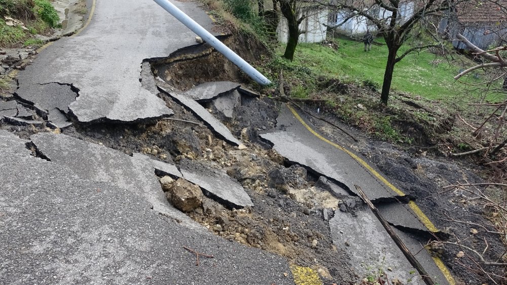 Heyelan nedeniyle iki köy yolu kapandı