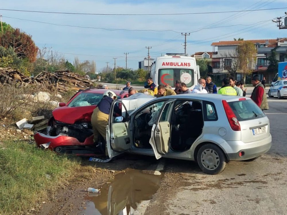 Balıkesir'de hatalı sollama nedeniyle iki araç kafa kafaya çarpıştı