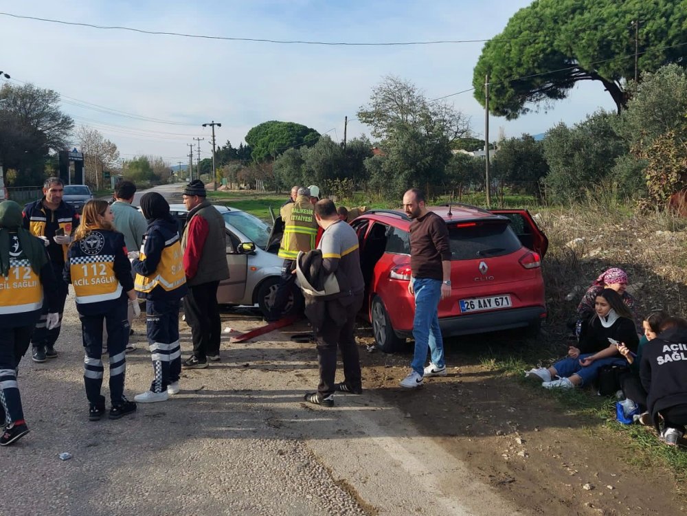 Balıkesir'de hatalı sollama nedeniyle iki araç kafa kafaya çarpıştı