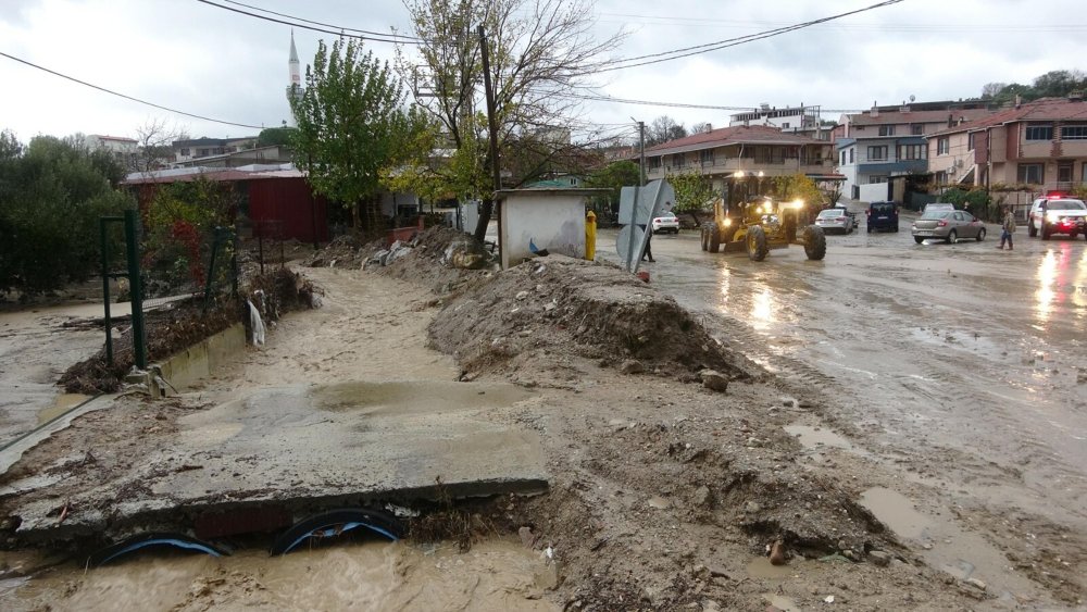 Kuvvetli sağanak nedeniyle Kalabaklı deresi taştı