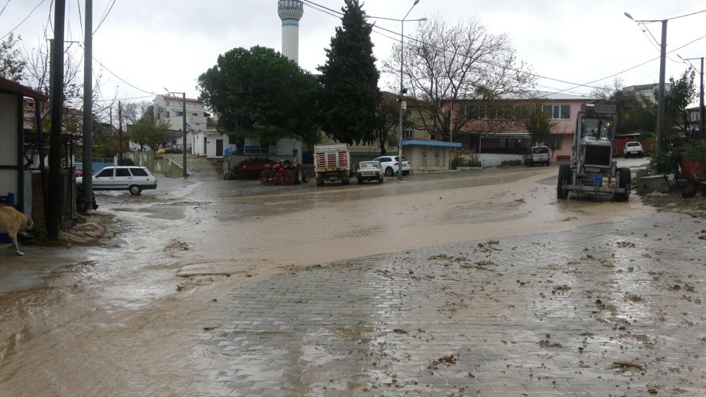 Kuvvetli sağanak nedeniyle Kalabaklı deresi taştı