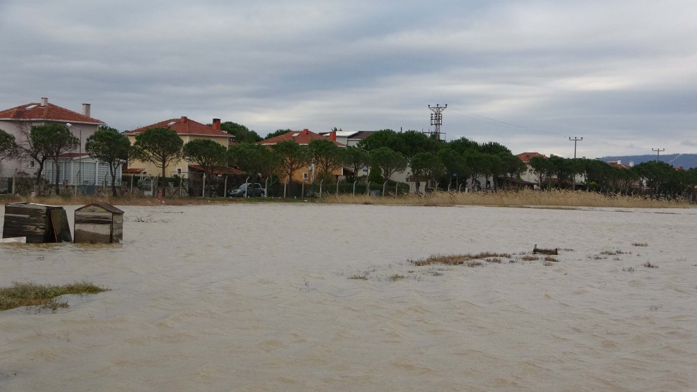 Yağmur sonrası çekilmeyen sular, zor anlar yaşattı