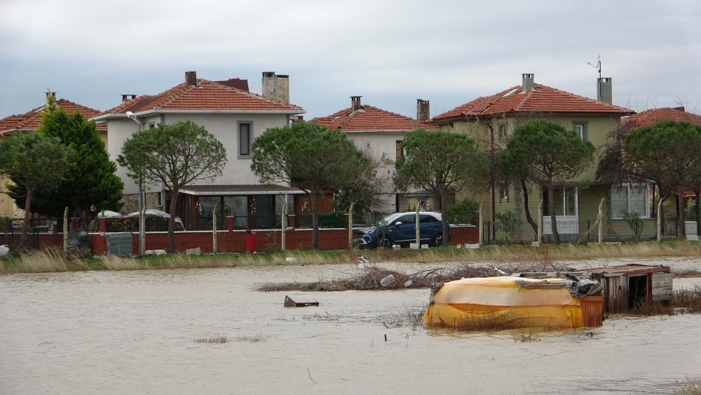 Yağmur sonrası çekilmeyen sular, zor anlar yaşattı