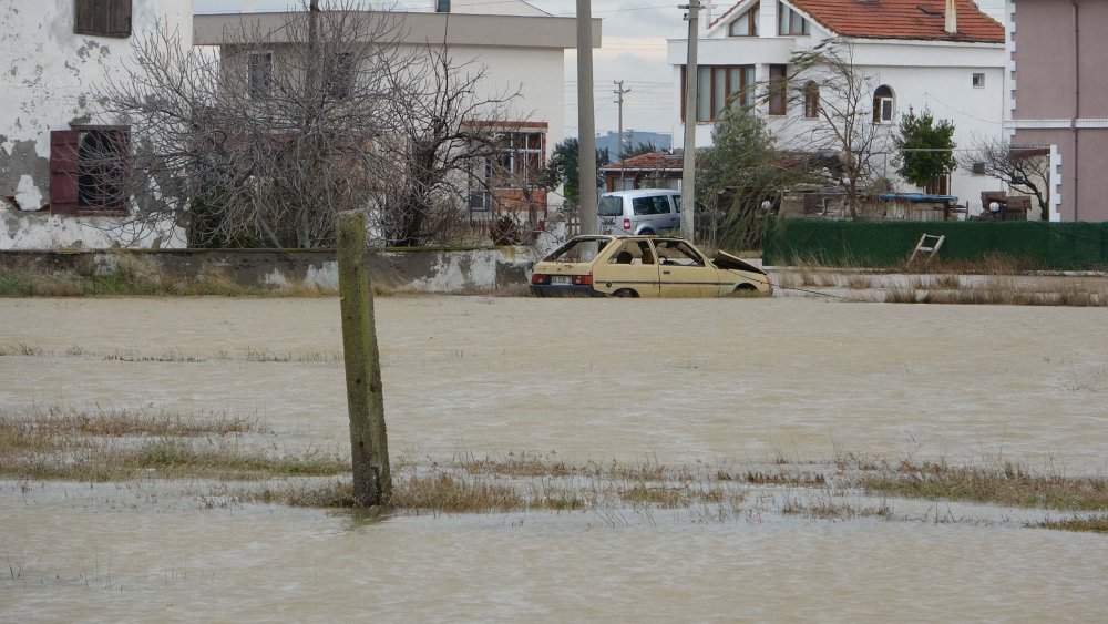 Yağmur sonrası çekilmeyen sular, zor anlar yaşattı