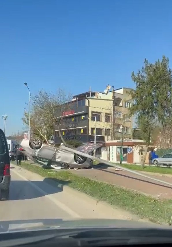 Direğe çarpıp takla atan araçtan yara almadan çıktılar