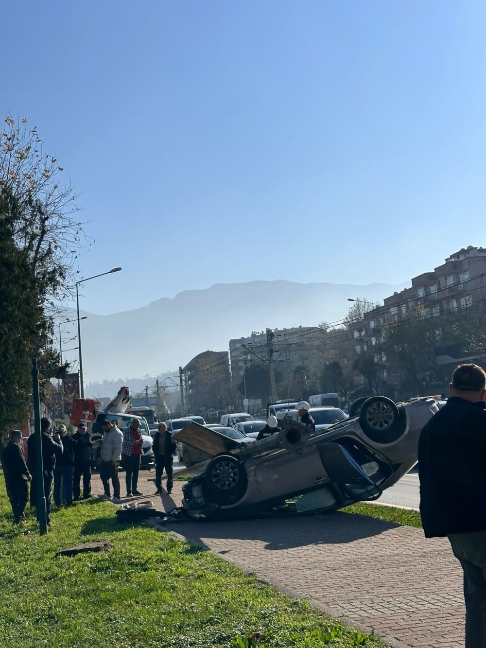 Direğe çarpıp takla atan araçtan yara almadan çıktılar