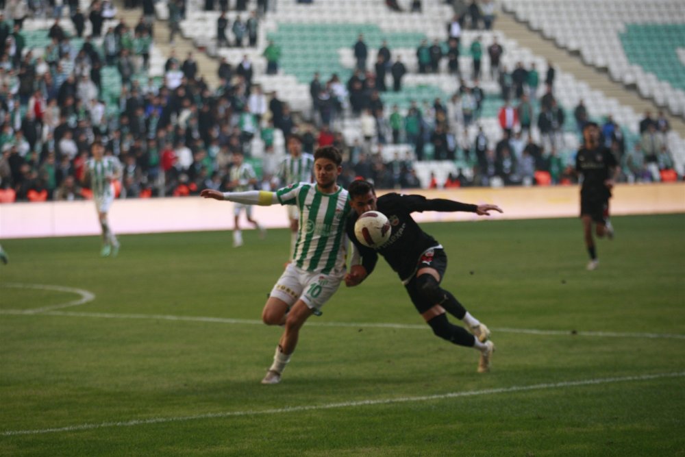 Türk futbolunda her gün bir olay: Saha karıştı, futbolcular birbirine girdi