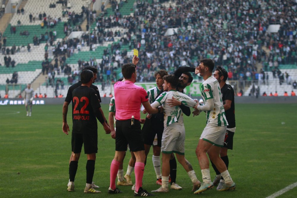 Türk futbolunda her gün bir olay: Saha karıştı, futbolcular birbirine girdi