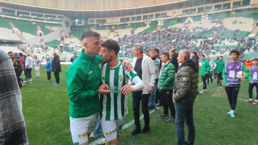 Türk futbolunda her gün bir olay: Saha karıştı, futbolcular birbirine girdi