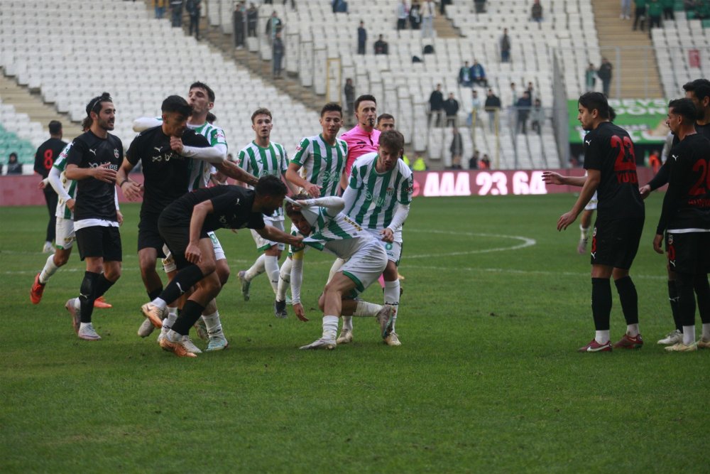 Türk futbolunda her gün bir olay: Saha karıştı, futbolcular birbirine girdi