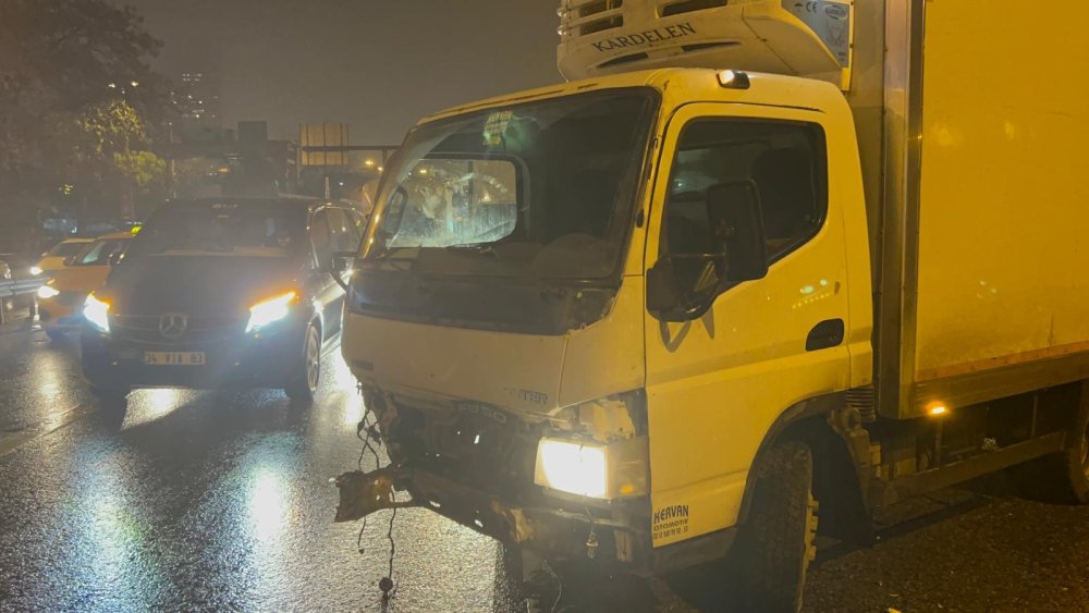 Kamyonet kaza yaptı, meyveler yola saçıldı