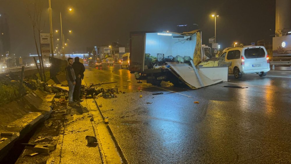 Kamyonet kaza yaptı, meyveler yola saçıldı