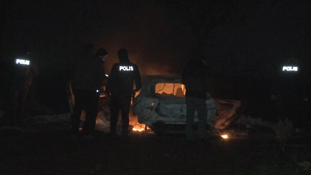 CHP ilçe yöneticisine uzun namlulu silahlı saldırı: Aracı yakıp taksiyle kaçmışlar