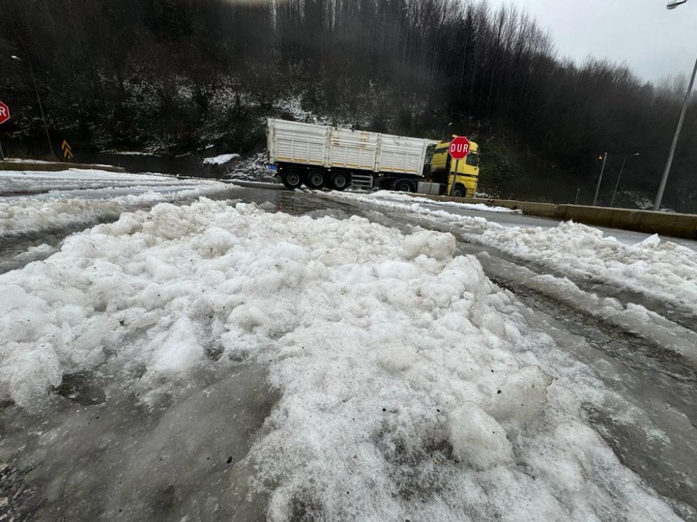 Bolu Dağı'nda kar yağışı etkili oluyor