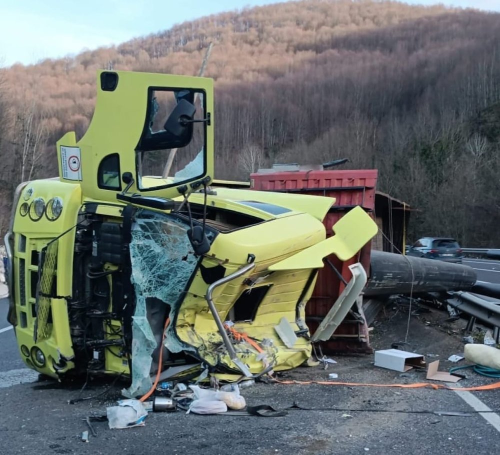 Boru yüklü TIR devrildi, sürücü araçta sıkıştı!