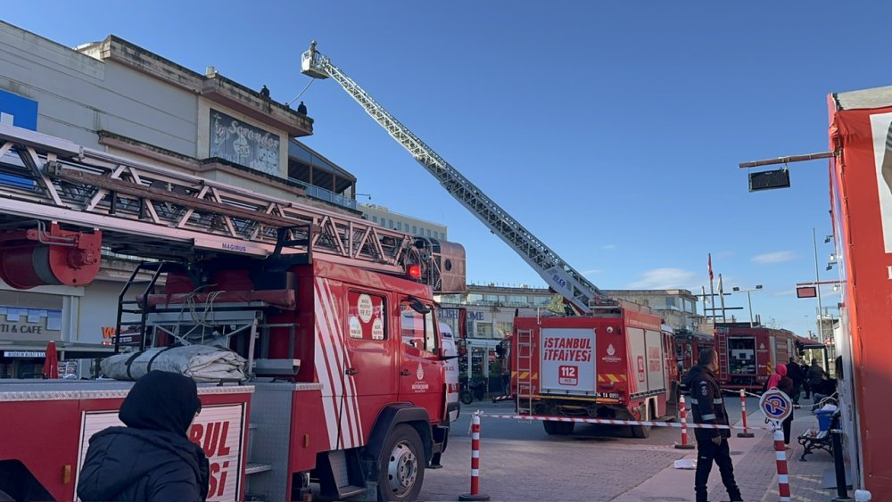 Alışveriş merkezinin restoran bacasında yangın çıktı