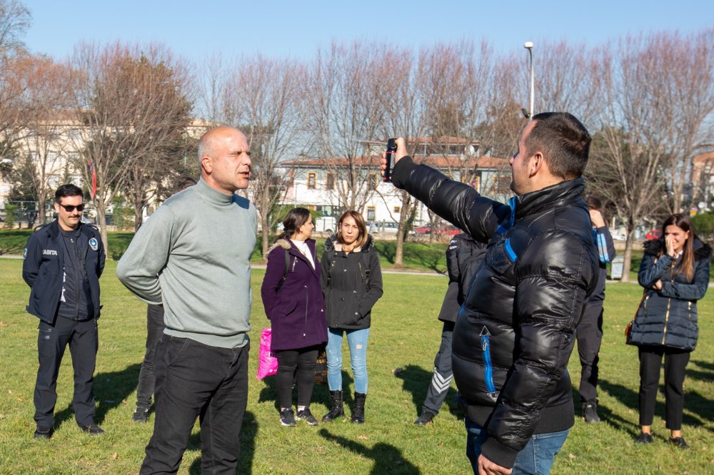 Göz yaşartıcı spreyleri bizzat deneyen personelin zor anları!