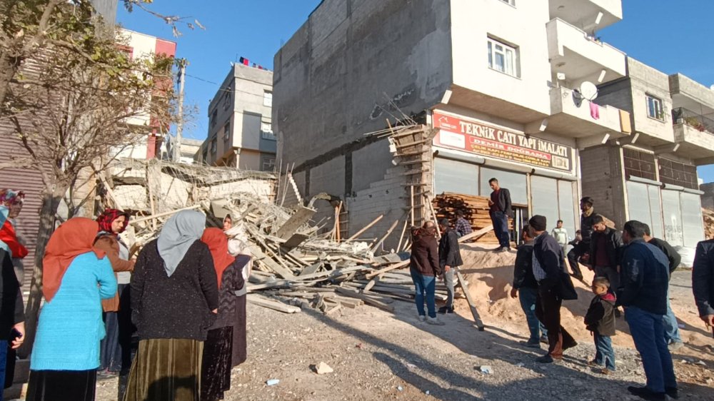 İnşaatın iskelesi çöktü: 2 işçi yaralandı