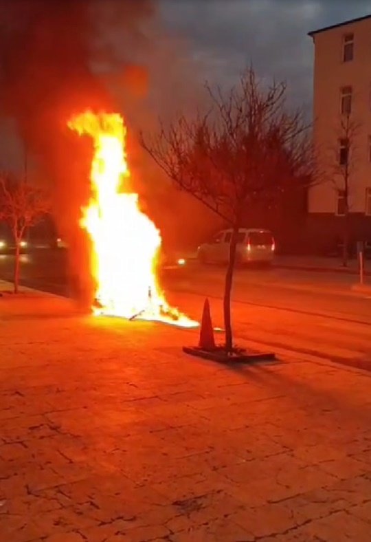 Polise yakalanan alkollü sürücü motorunu ateşe verdi