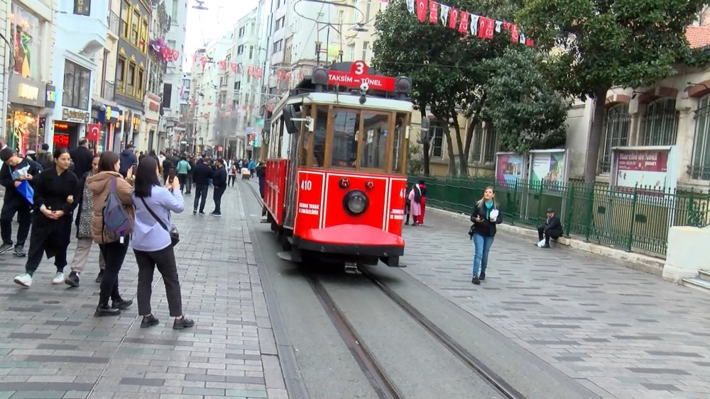 Taksim Meydanı'na demir bariyerler yerleştirildi