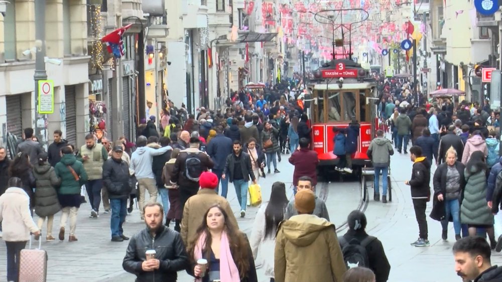 Taksim Meydanı'na demir bariyerler yerleştirildi