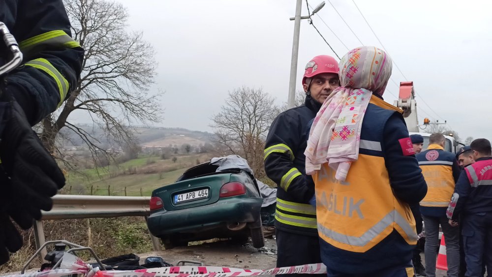 Bakım arıza kamyonu ile otomobil kafa kafaya çarpıştı