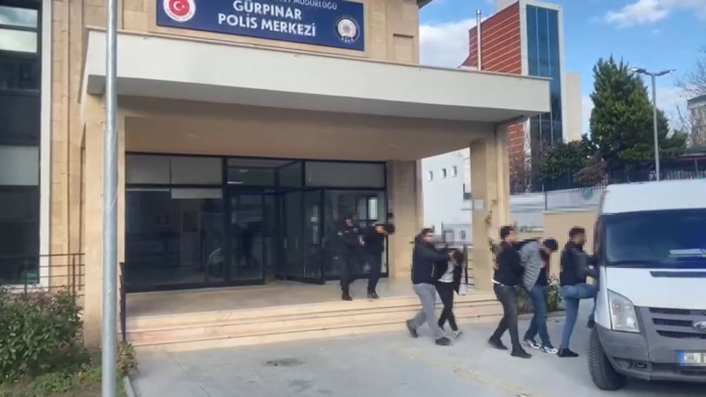 Beylikdüzü'nde eve operasyon: 3 kişi tutuklandı