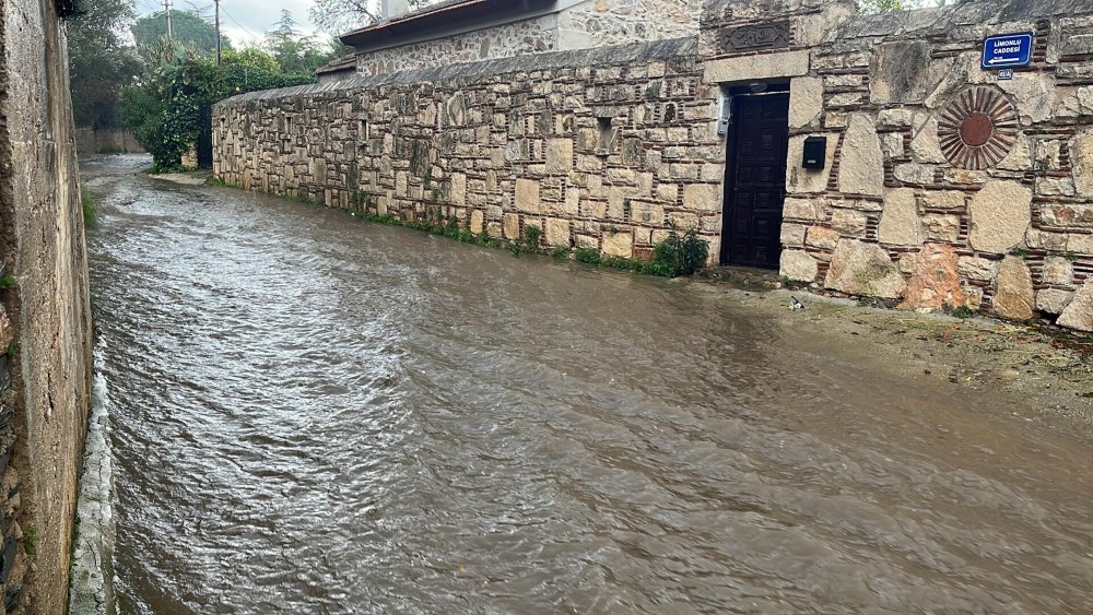 Bodrum'da sağanak: Mazgallar taştı, derelerin debisi yükseldi