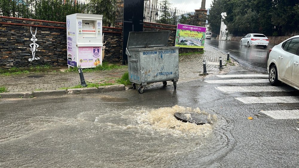 Bodrum'da sağanak: Mazgallar taştı, derelerin debisi yükseldi