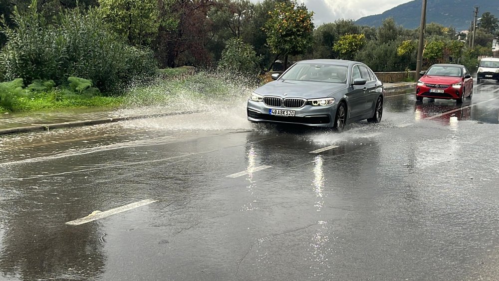 Bodrum'da sağanak: Mazgallar taştı, derelerin debisi yükseldi