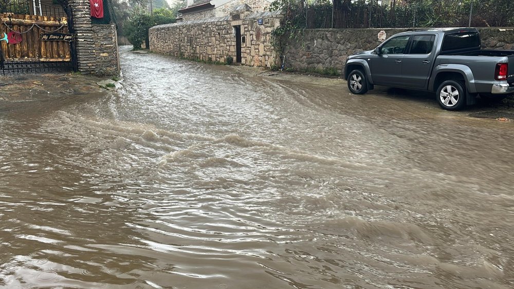 Bodrum'da sağanak: Mazgallar taştı, derelerin debisi yükseldi