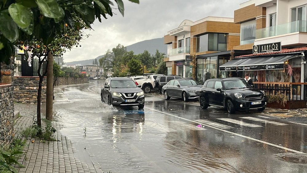 Bodrum'da sağanak: Mazgallar taştı, derelerin debisi yükseldi