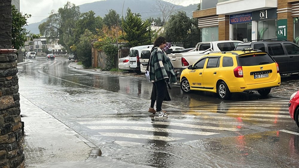 Bodrum'da sağanak: Mazgallar taştı, derelerin debisi yükseldi