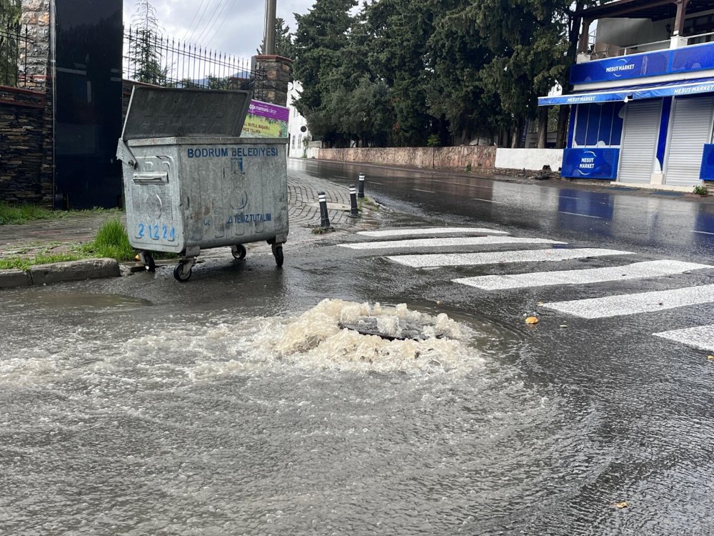 Bodrum'da sağanak: Mazgallar taştı, derelerin debisi yükseldi