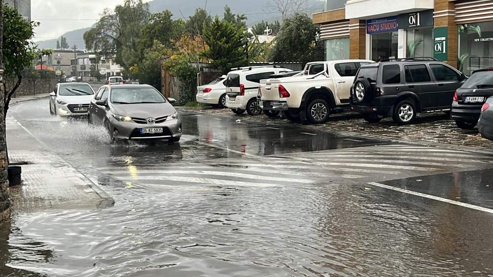 Bodrum'da sağanak: Mazgallar taştı, derelerin debisi yükseldi