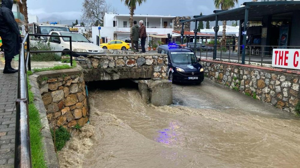 Bodrum'da sağanak: Mazgallar taştı, derelerin debisi yükseldi