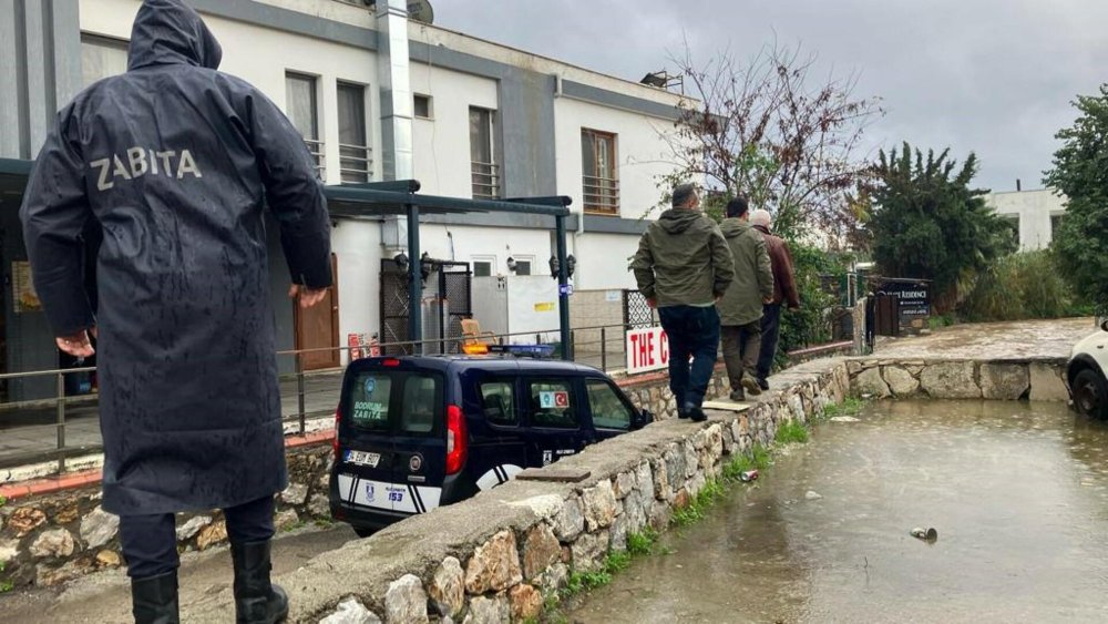 Bodrum'da sağanak: Mazgallar taştı, derelerin debisi yükseldi