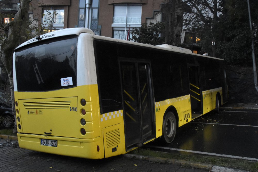 İETT otobüsü yağmurlu havada kaydı, duvara çarparak durabildi