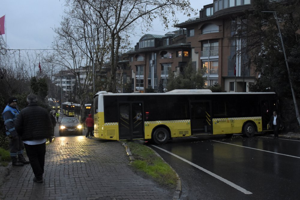 İETT otobüsü yağmurlu havada kaydı, duvara çarparak durabildi